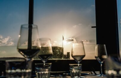 שולחן ערוך עם כוסות יין אל נוף החוף ממסעדת פורט לוקאל ביסטרו