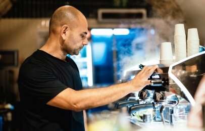 בריסטה מכין קפה במסעדת פורט לוקאל ביסטרו