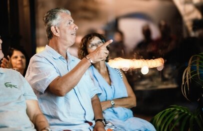זוג מבוגרים יושבים יחד וצופים בערב אירוע במסעדת פורט לוקאל ביסטרו